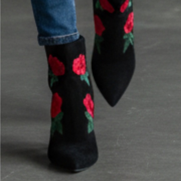 Elegant Vintage Black Chunky Heeled Booties w/Red Rose appliqué Design Size 8.5 - Picture 2 of 5